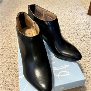 LifeStride Georgia Black, leather high heeled booties. Size 8 M
